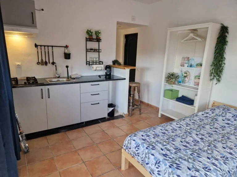 Keukenblok en bed in het appartement van Rancho Pancho