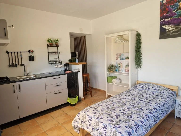 Slaapkamer met keukenblok in het appartement van Rancho Pancho
