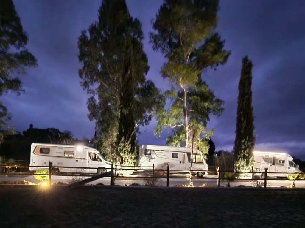 Verlichte camperplaats in de avond bij Rancho Pancho