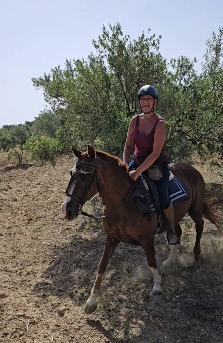 Lachende Reiterin bei einem Ausritt auf Rancho Pancho
